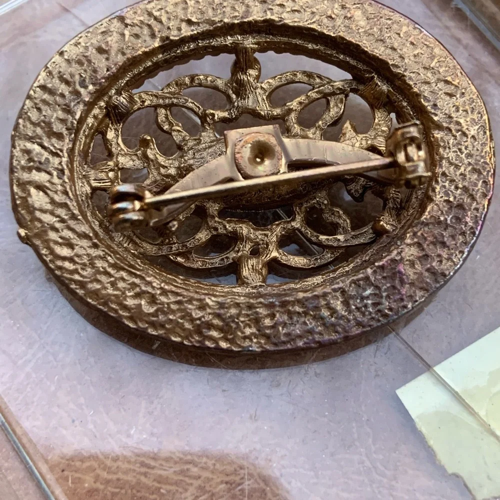 •Antique Brass Brooch with Royal Blue Center Stone• - Picture 5 of 6